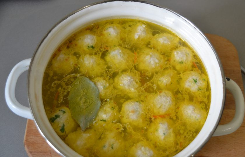1. Этап. Куриный суп с сырными шариками: За пять минут до окончания варки добавьте лавровый лист и посолите по вкусу.