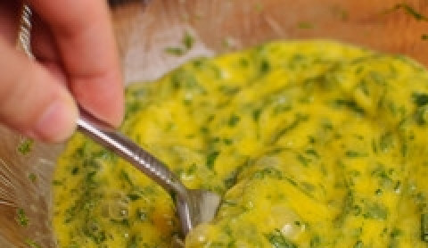 1. Этап. Суп с яичной лапшой: Теперь готовим лапшу. Нашинкуйте зелень, взбейте яйца и смешайте всё.