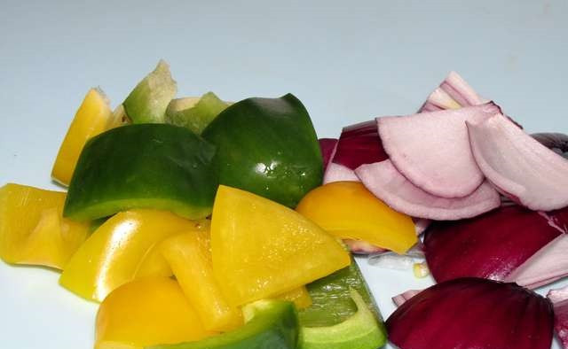 1. Этап. Сувлаки из свинины: Нарезаем лук и болгарский перец квадратиками.