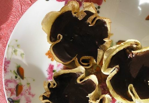 1. Этап. Десерт в блинчике Имбирь и шоколад: Аккуратно выньте застывший десерт из формочек.