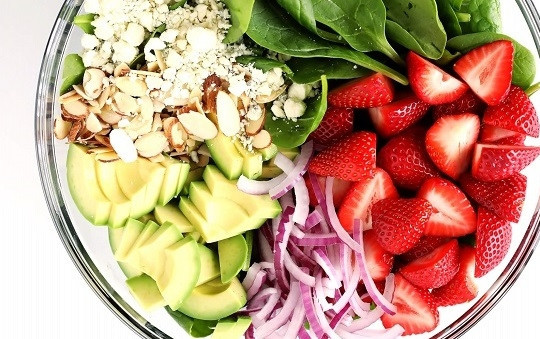 1. Этап. Салат с клубникой, авокадо и шпинатом: 2. Измельчите авокадо, лук, сыр. Добавьте шпинат, миндаль.