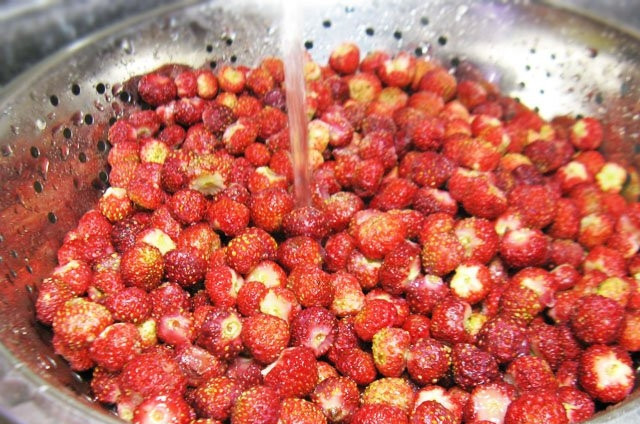1. Этап. Земляничное варенье в сиропе: Землянику хорошенько промойте.