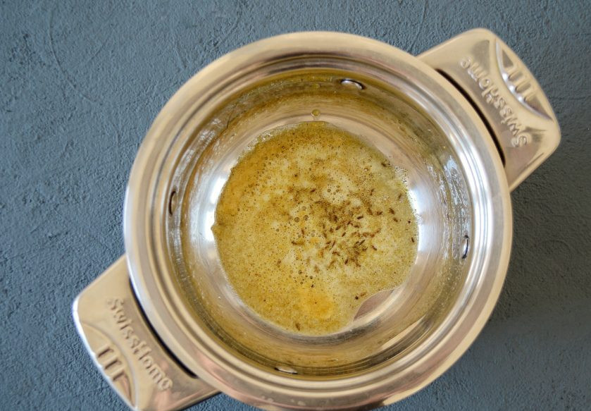 1. Этап. Кичри: Растопите кокосовое масло в кастрюле с толстым дном. Обжарьте кумин, асафетиду и имбирь до раскрытия аромата.