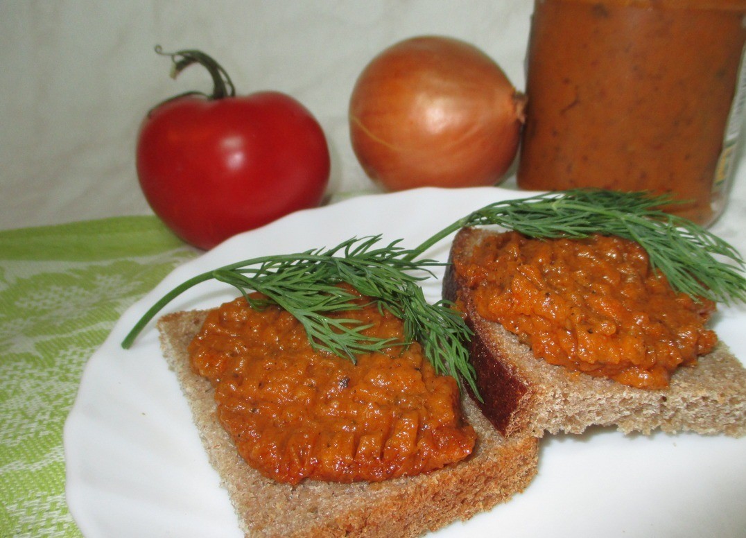 1. Этап. Икра кабачковая Мичуринская уваренная: Вот икорка остыла... а теперь-Угощаемся!