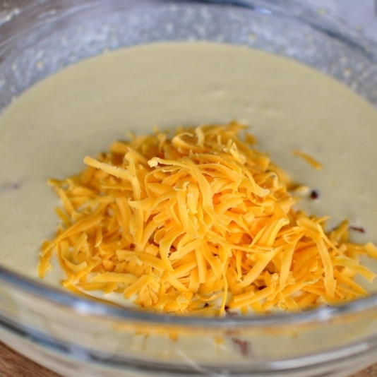 1. Этап. Вафли с беконом: Туда же добавляем крупно тертый сыр.