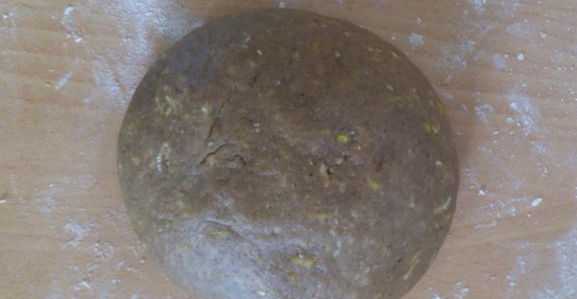 1. Этап. Выпечка из толокна: Чтобы тесто не распадалось в крошку, добавьте сметану и снова перемешайте, получается более гладкое тесто, которое уже можно раскатывать.