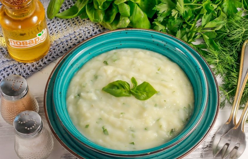 1. Этап. Картофельное пюре с йогуртом и базиликом: Выложите вкусное картофельное пюре с базиликом в тарелки и подайте к столу. При остывании оно еще больше загустеет.