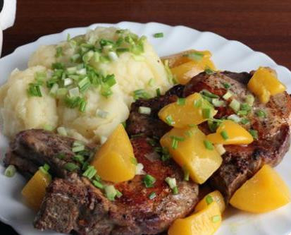 1. Этап. Свиная котлета на ребрышке: 4. Теперь, когда все готово, ингредиенты соединяем, и можно подавать с любым гарниром. Например, с картофельным пюре. Приятного аппетита!