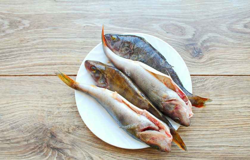 1. Этап. Окунь в духовке с чешуей: У рыбы отрежьте кухонными ножницами плавники, удалите внутренности и жабры. Окуней хорошо промойте холодной водой и обсушите.