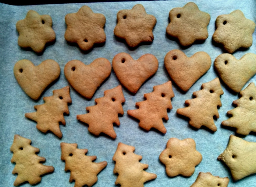 1. Этап. Пряники на Новый год: Выпекайте пряники до румяной корочки в течение 10-12 минут. Следите за своей духовкой.