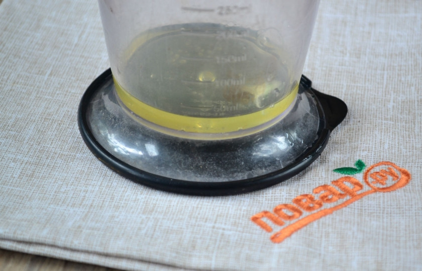 1. Этап. Глазурь классическая: Отделите белок от желтка. Это необходимо делать очень аккуратно, чтобы ни одна капля желтка не попала к белку.