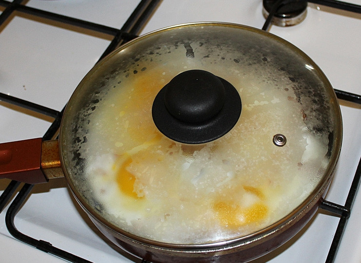 1. Этап. Завтрак чемпиона: 5. За минуту до завершения жарки яиц выложите на сковородку кусочки сыра. Накройте крышкой. Через 30 секунд выключите огонь. Дайте яичнице потомиться под крышкой еще секунд 30.