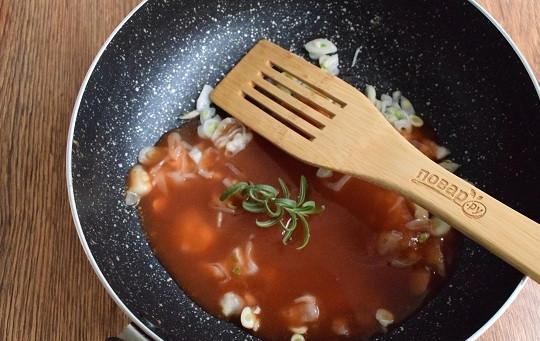 1. Этап. Курица по-итальянски в духовке: Лук, чеснок измельчите и пассеруйте до мягкости, залейте томатным пюре, добавьте розмарин (или базилик), готовьте в течение 10 минут.