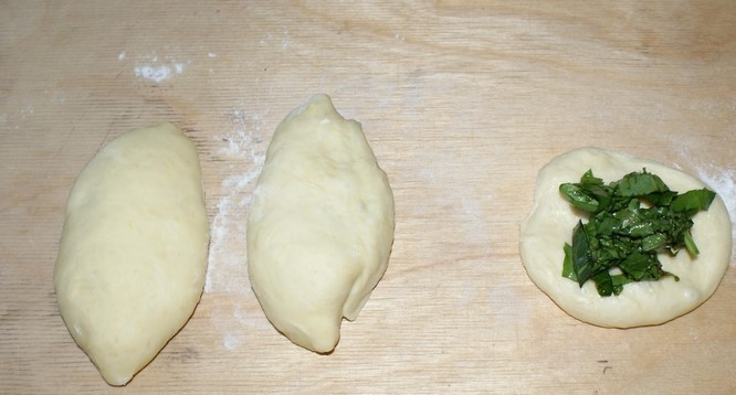 1. Этап. Пирожки с щавелем жареные: 2. Щавель помоем, измельчим и смешаем с оставшимся сахаром. Из теста сделаем лепешки, внутрь каждой кладем начинку. Формируем пирожки.