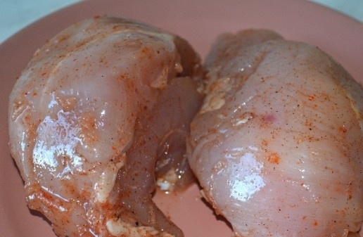 1. Этап. Карпаччо из мяса птицы: 2. Куриное филе плотно укладываем в контейнер и ставим в холодильник на 48 часов. Мясо пустит соки, поэтому пару раз за двое суток переворачиваем его.