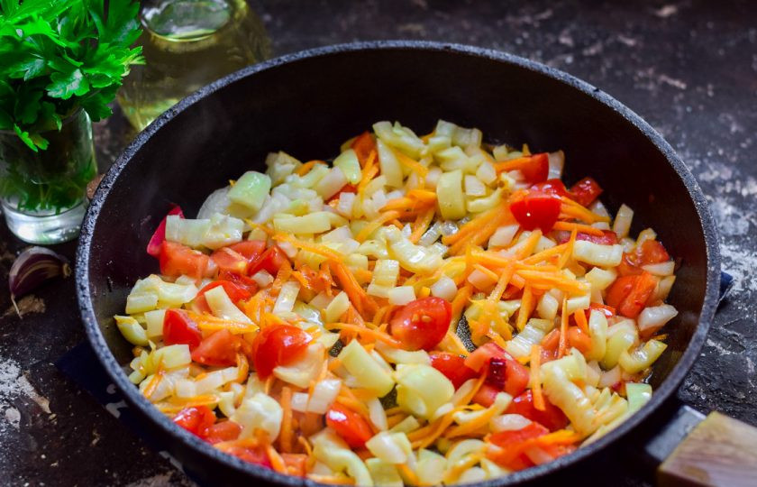 1. Этап. Салат Украинский на зиму: Прогрейте растительное масло в сковороде, выложите овощи, жарьте пару минут.