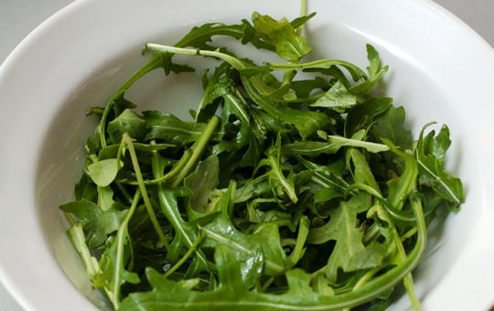 1. Этап. Свекольный салат с козьим сыром: Рукколу вымойте, просушите и уложите на дно тарелки. Сверху положите свеклу, посолите, затем добавьте орешки и кусочки сыра. Полейте бальзамическим соусом и подавайте на стол.