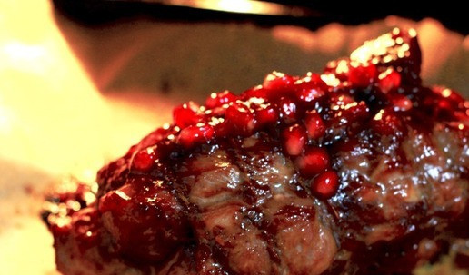 1. Этап. Филе индейки с гранатовой глазурью: Смазывайте индейку глазурью каждые 15 минут во время приготовления. Это придаст ей восхитительный гранатовый вкус. В последние 5 минут можно посыпать поверхность гранатовыми зернышками для фактуры Готовьте, пока температура внутри индейки не достигнет 74 °C. Используйте термометр для мяса, чтобы проверить готовность.