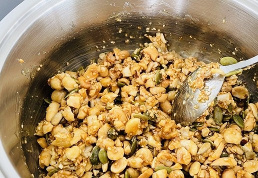 1. Этап. Козинаки «Микс»: Добавляем орехово-семечковую смесь. Тщательно вымешиваем одну-две минуты.