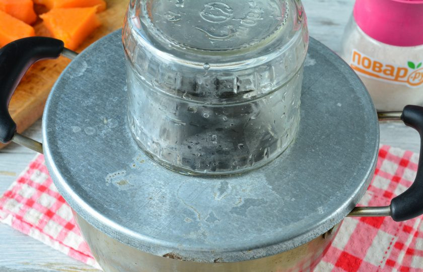 1. Этап. Компот из тыквы с лимоном: Заранее вымойте и простерилизуйте банку для компота.