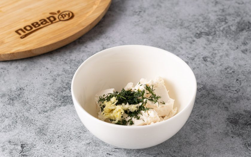 1. Этап. Быстрые бутерброды с авокадо: Творожный сыр смешайте с мелко порубленной зеленью и чесноком.