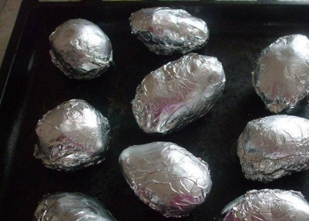 1. Этап. Картофель, запеченный в фольге: Уложить на противень и запекать при температуре 200С примерно 40-50 минут (в зависимости от размера и сорта клубней).