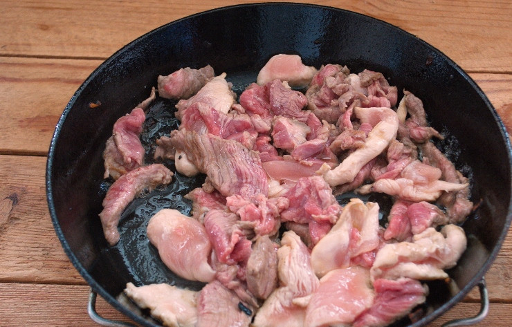 1. Этап. Свинина с картошкой на сковороде: Нарежьте очень тонко свинину и курицу. Я резала соломкой. Свиное мясо еще и отбила молоточком. На растительном масле обжарьте оба вида мяса сразу.