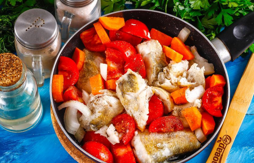 1. Этап. Соте из судака: Как только рыба поджарится, добавьте овощи в емкость, опуская их на самое дно. Тушите примерно 15 минут, влив 50 мл. горячей воды и накрыв емкость крышкой. Посолите и поперчите блюдо.