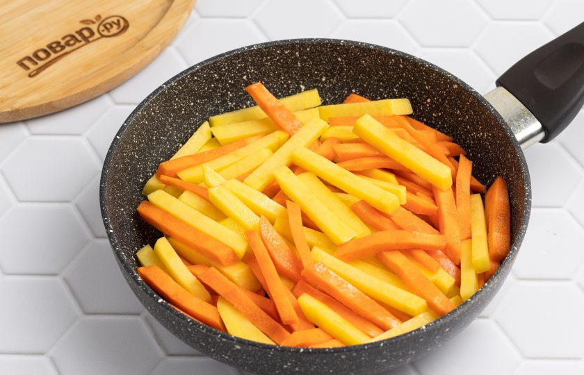 1. Этап. Кимпира: Овощи обжарьте в кунжутном масле около 3 минут.