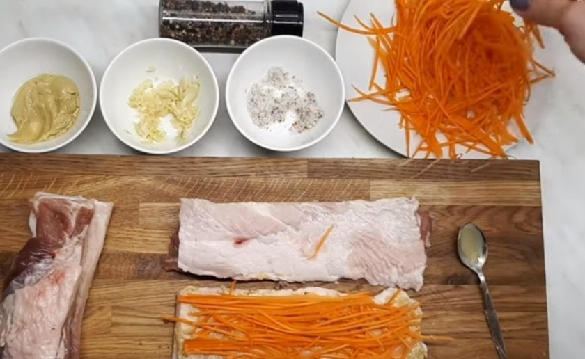 1. Этап. Сало вареное закусочное: 2. Каждый пласт сала обильно смажьте солью (с перцем и сухим чесноком), горчицей, измельченным чесноком и морковью. Аналогично выложите сверху следующие слои сала.