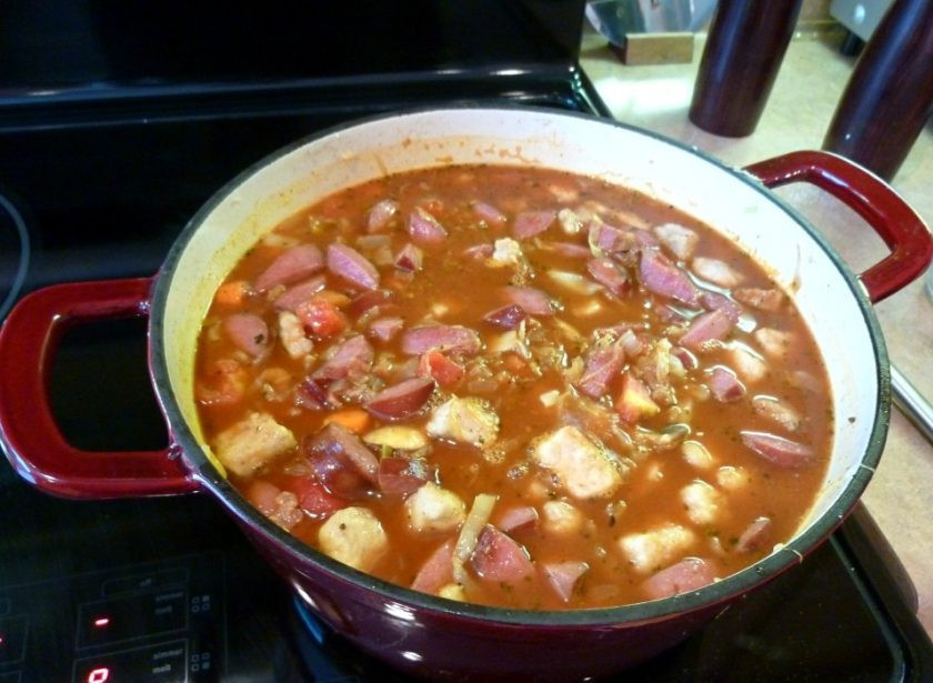 1. Этап. Жаркое по-польски: 6. Томатную пасту с мукой разведите в небольшом количестве воды, перемешайте, чтобы не было комочков. Добавьте в кастрюлю вместе с томатами, бульоном и специями, мясом, сосисками и беконом. Накройте крышкой и отправьте в разогретую до 175 градусов духовку.