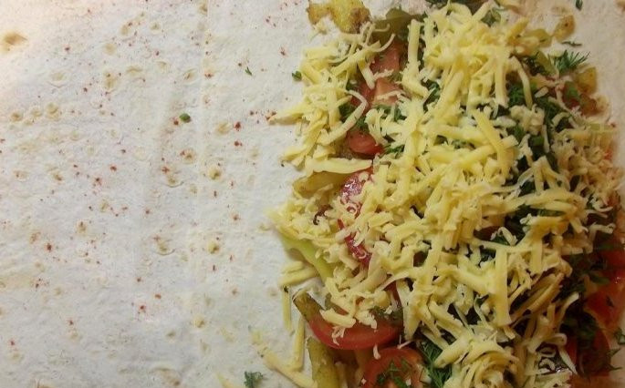 1. Этап. Шаурма с овощами: Сверху кладем помидоры, болгарский перец, потом свежую зелень, посыпаем все тертым сыром и лимонной цедрой.