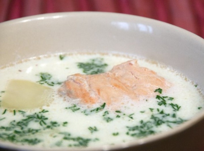 1. Этап. Молочная уха: 6. Подавать суп лучше горячим, притрусив его немного зеленью.