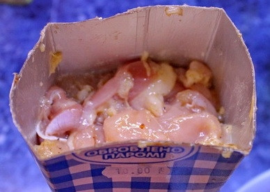 1. Этап. Куриный рулет в пакете из-под молока: Нам понадобится такой пакет из-под молока. Срезаем у него верхушку, хорошо моем пакет. Затем укладываем в него куриное мясо, только не до самого верха!