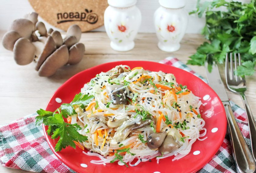 1. Этап. Фунчоза с древесными грибами: Фунчозу с древесными грибами подавайте к столу в горячем виде.