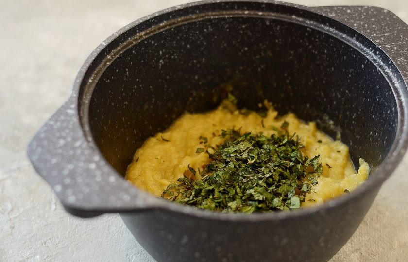 1. Этап. Кабачковая икра с мятой: Мяту мелко порубите, добавьте к кабачкам, перемешайте.