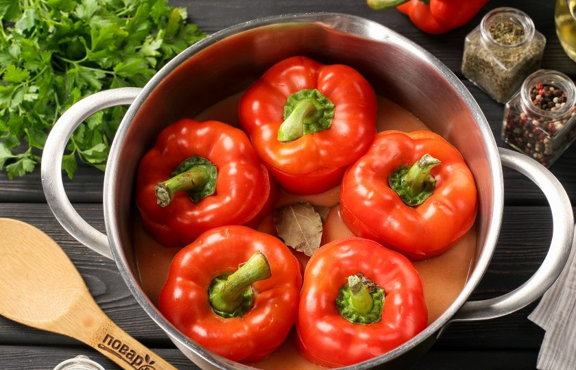 1. Этап. Перцы с фаршем и рисом фаршированные рецепт в кастрюле: Добавьте соус и лавровый лист. Перец можно прикрыть 