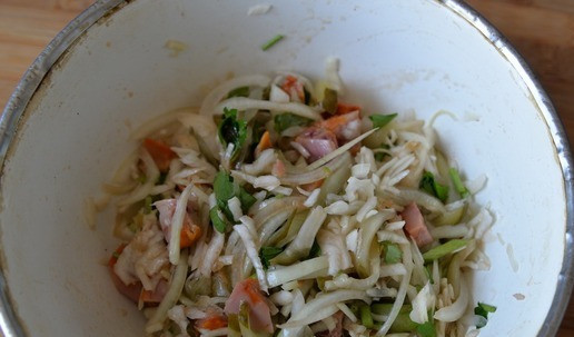 1. Этап. Салат Портфолио: Добавляем в салат заправку, перемешиваем.