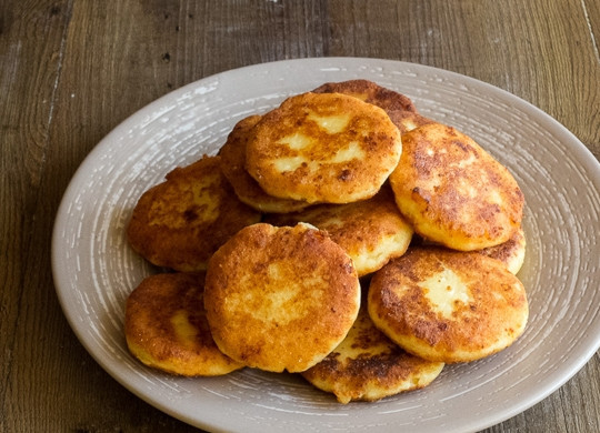 1. Этап. Сырники из адыгейского сыра: 7. Вот и все, аппетитный и полезный завтрак готов к подаче. Угощайтесь!