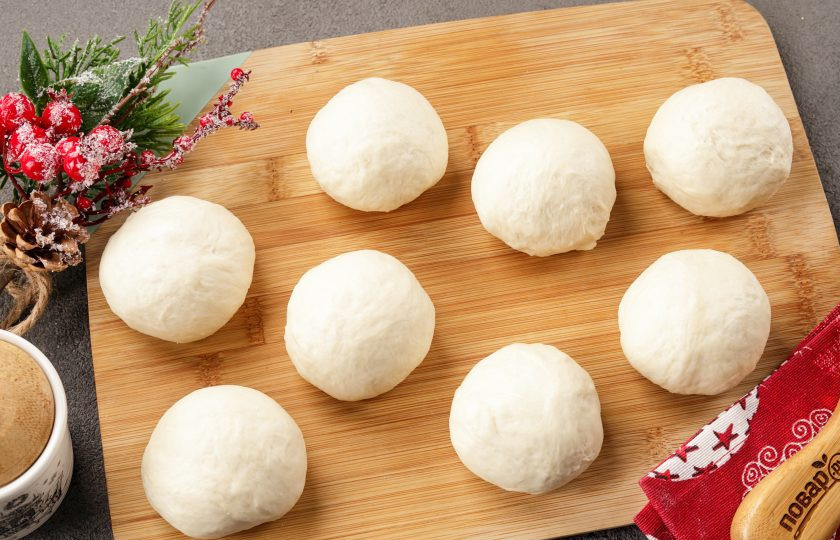 1. Этап. Новогодние пирожки Змейки: Приготовить змеек можно двумя способами. Первый вариант — раскатать тесто в прямоугольник и нарезать на полоски. Я приготовила вторым способом, разделив тесто на равные части в форме колобков.