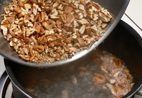 1. Этап. Канадский ореховый торт: В кипящую воду всыпьте орехи.