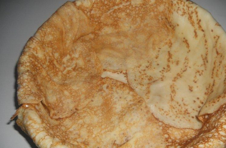 1. Этап. Курник из блинов: 4. Выстелить разъемную форму фольгой и смазать сливочным маслом. Выложить в форму блинчик. Выстелить форму блинчиками таким образом, чтобы они свешивались. На дно положить еще 1-2 блинчика.