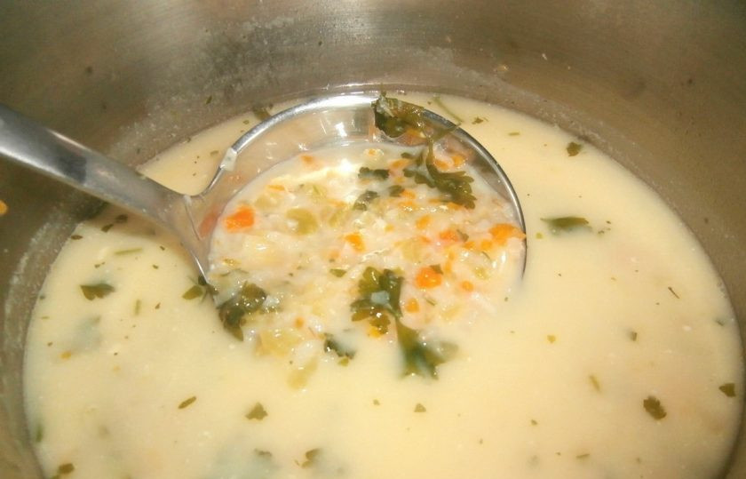 1. Этап. Американский сливочный суп с бурым рисом: Далее вновь включите огонь. Добавьте в суп натёртый сыр и рис. Доведите бульон до кипения. Добавьте зелень, соль и специи по вкусу.