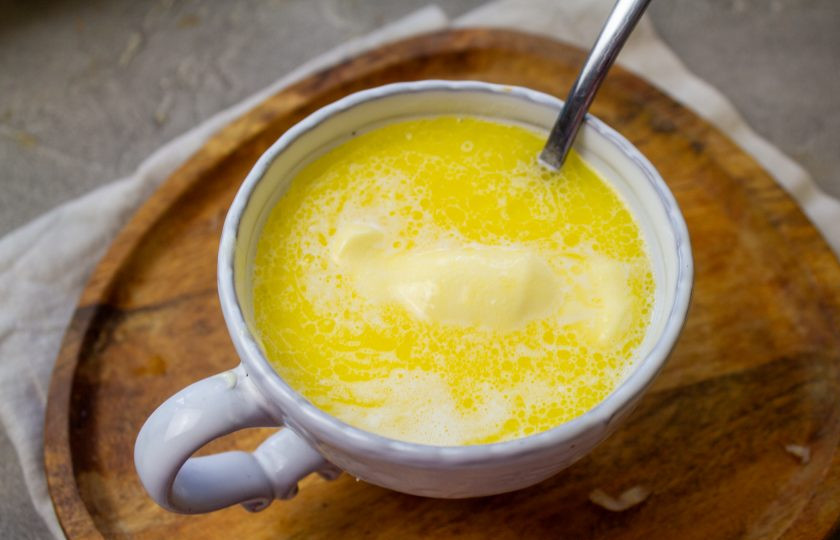 1. Этап. Насыпной яблочный пирог: Молоко подогрейте, добавьте к нему мягкое сливочное масло и перемешайте.