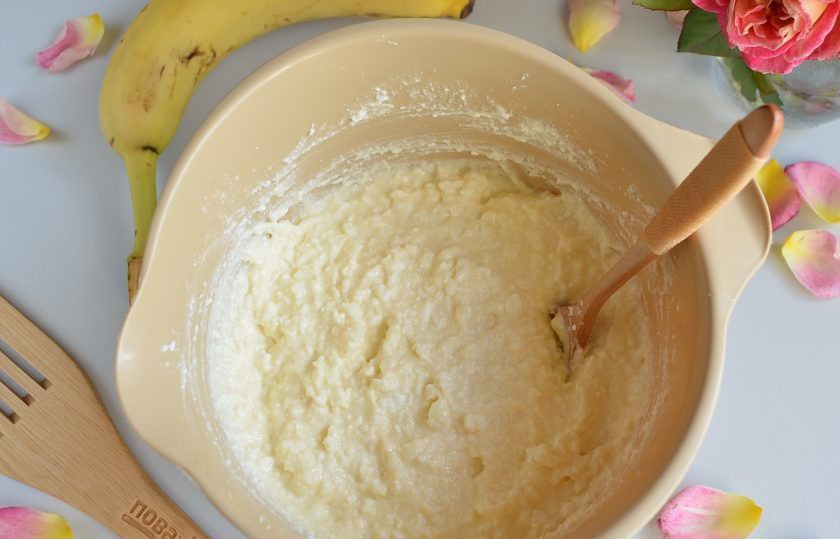 1. Этап. Творожная запеканка с бананами: Творожную массу соедините со сметанной массой, добавьте сахарозаменитель. Перемешайте.