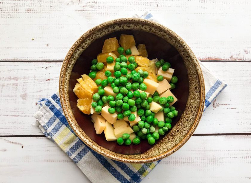 1. Этап. Салат из курицы с черносливом и апельсином: Добавьте зеленый горошек.