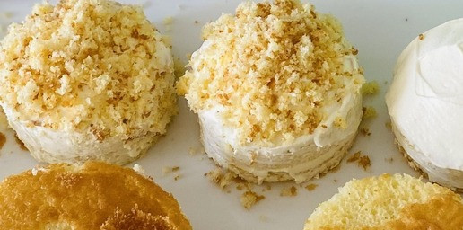 1. Этап. Пирожное Праздничное: Заготовки промазать кремом и посыпать крошкой