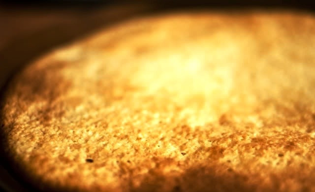 1. Этап. Торт Молочная девочка: Духовку разогреваем до 200 градусов. Кладем корж в духовку и запекаем не более 2 минут. Как только подрумянится - сразу достаем. Готовые коржи остужаем прямо на бумаге, только когда остынут - тогда снимаем их с бумаги.