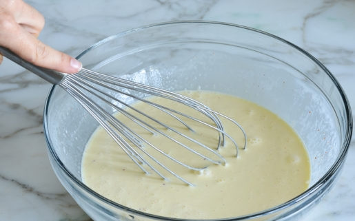 1. Этап. Киш без муки с брокколи: 3. Сделайте тесто, смешав остаток соли с перцем, мускатным орехом, яйцами и сметаной.