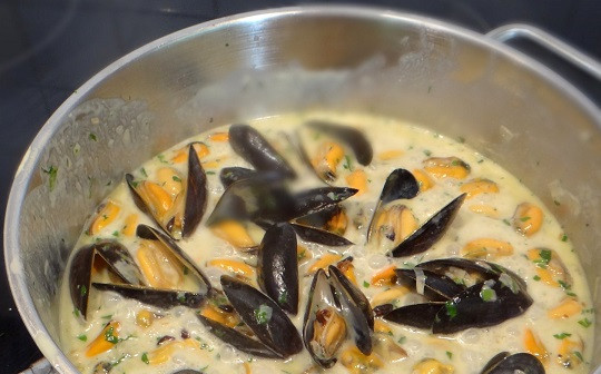 1. Этап. Cоус для мидий в створках: 11. Подавайте к столу сразу, добавив немного зелени.